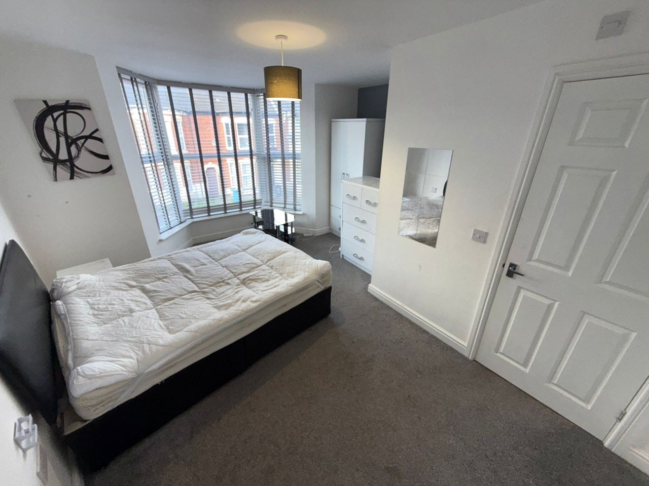 Room Cave Street in Hull