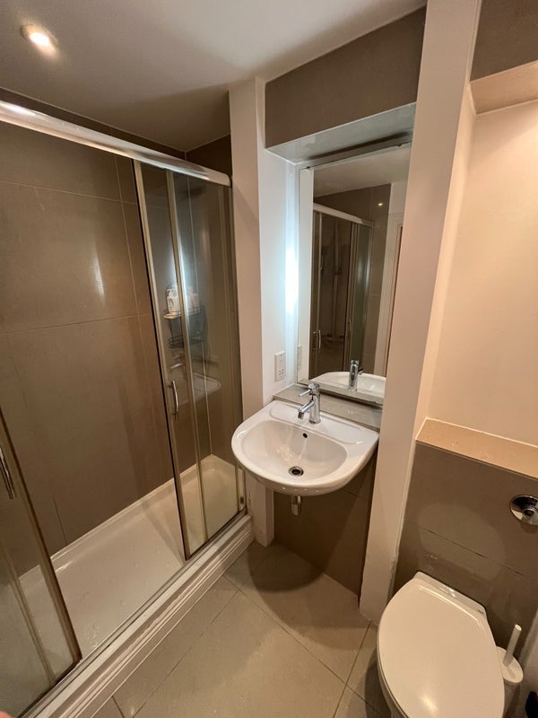 Room St. Davids Square in Greater London