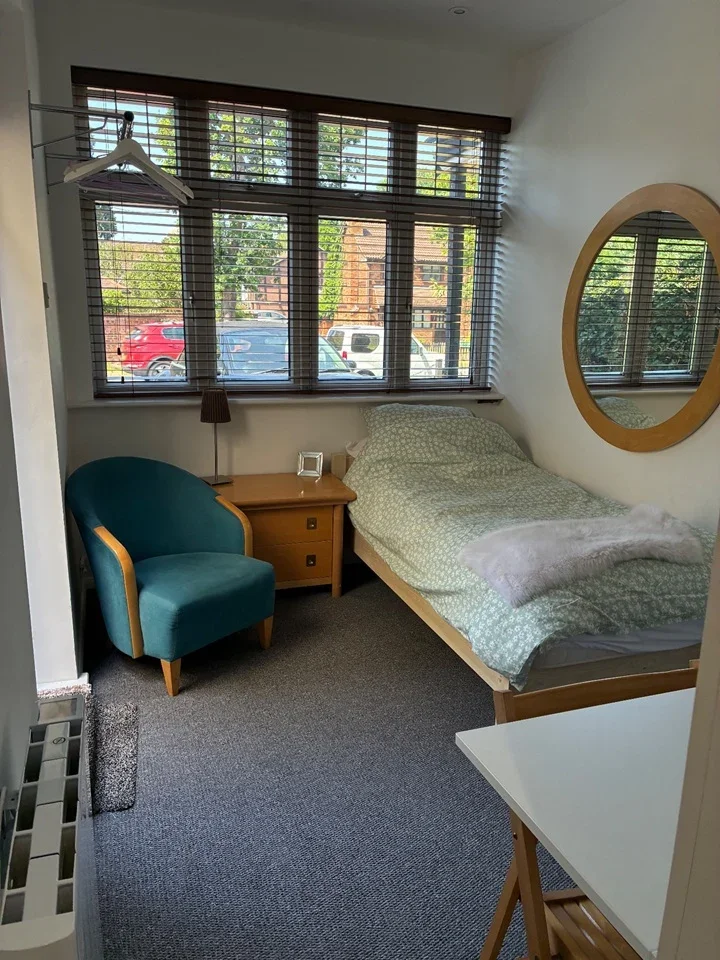 Room Kingswood Road in Greater London