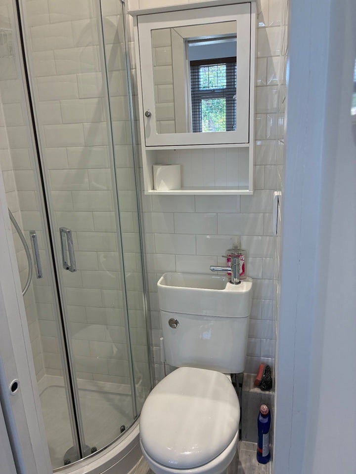 Room Kingswood Road in Greater London