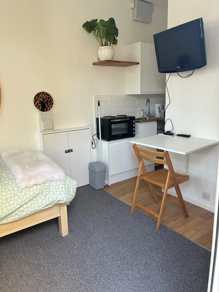 Room Kingswood Road in Greater London