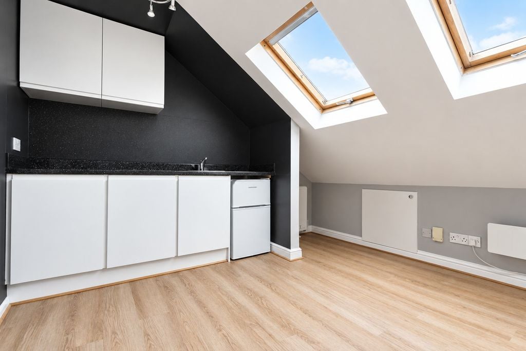 Room Gathorne Road in Greater London