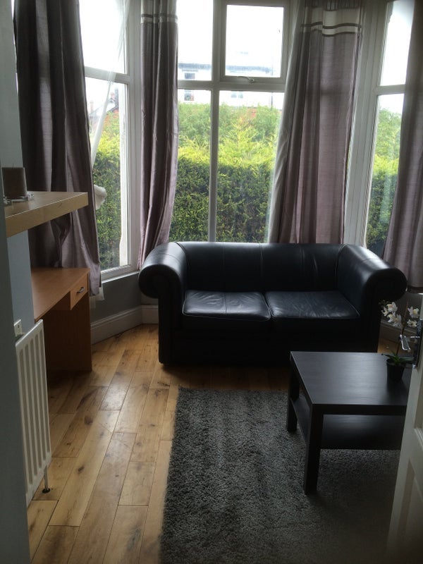 Flat Estcourt Avenue in Leeds