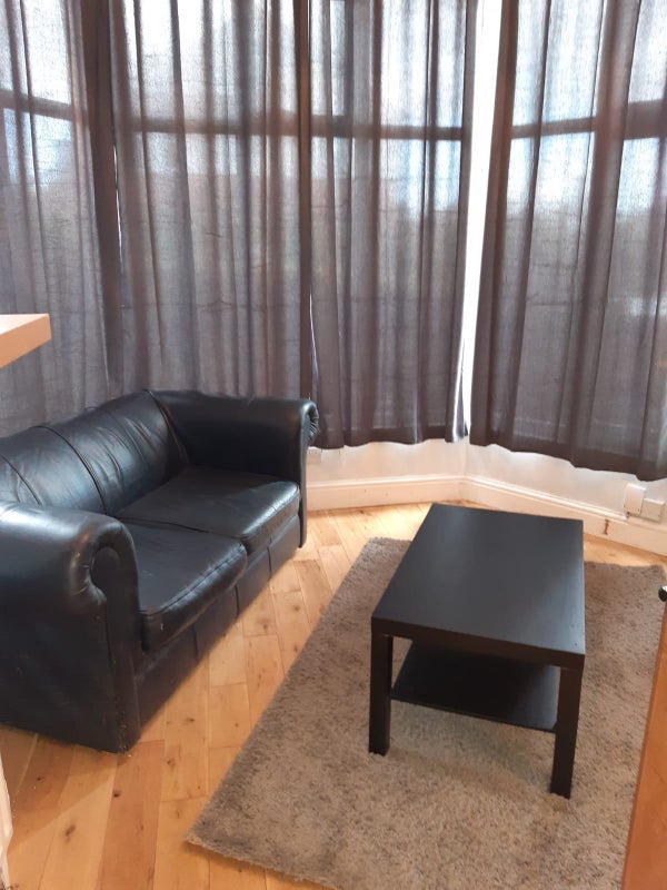 Flat Estcourt Avenue in Leeds