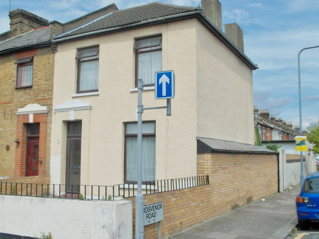 Flat Grange Road in Greater London