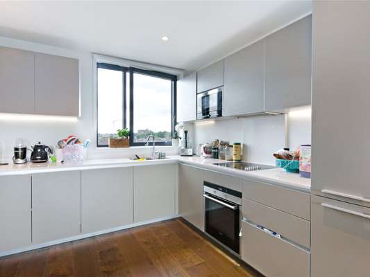 Flat Calvert Road in Greater London