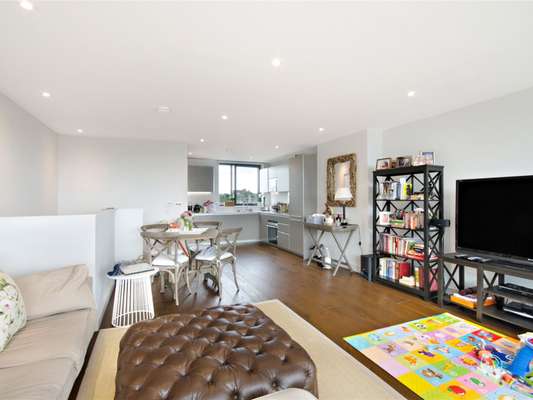 Flat Calvert Road in Greater London