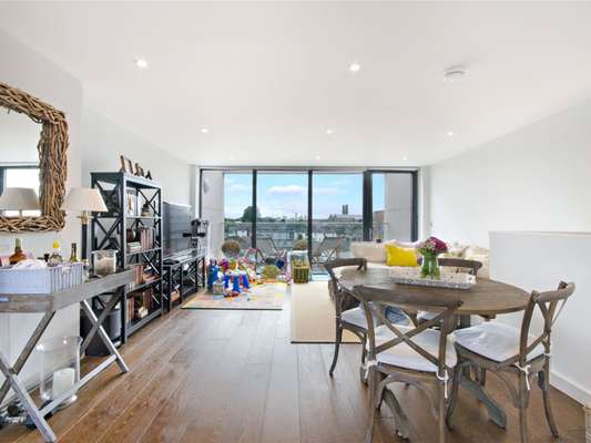 Flat Calvert Road in Greater London