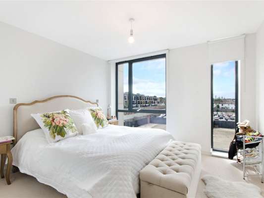Flat Calvert Road in Greater London