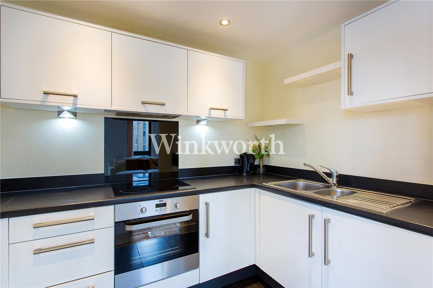 Flat Charcot Road in Greater London