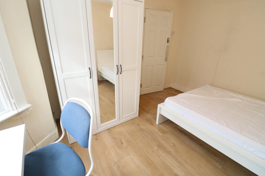 Room Globe Road in Greater London