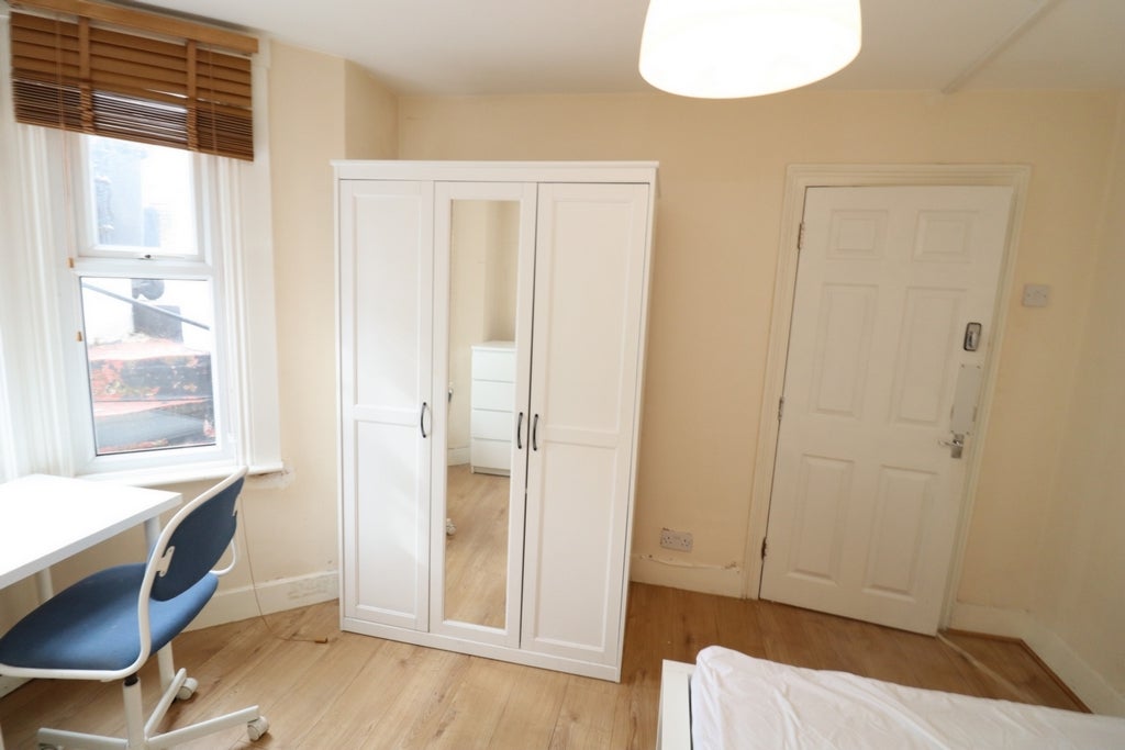 Room Globe Road in Greater London