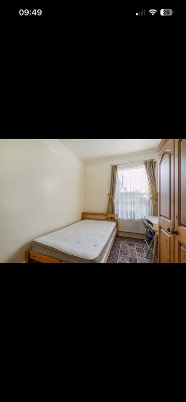 Room Gladstone Avenue in Greater London