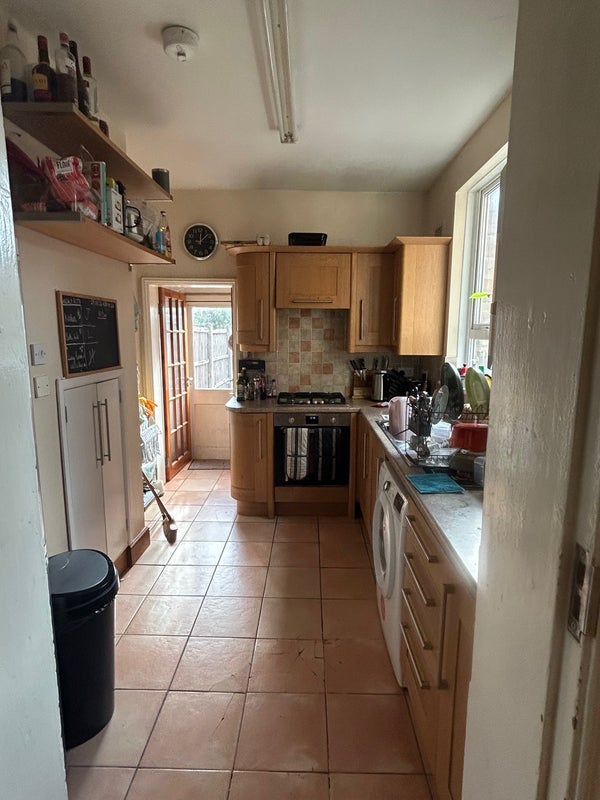 Room Gladstone Avenue in Greater London
