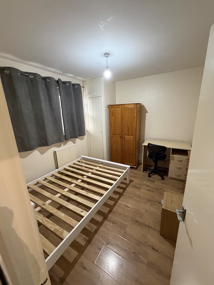 Flat Lampeter Square in Greater London