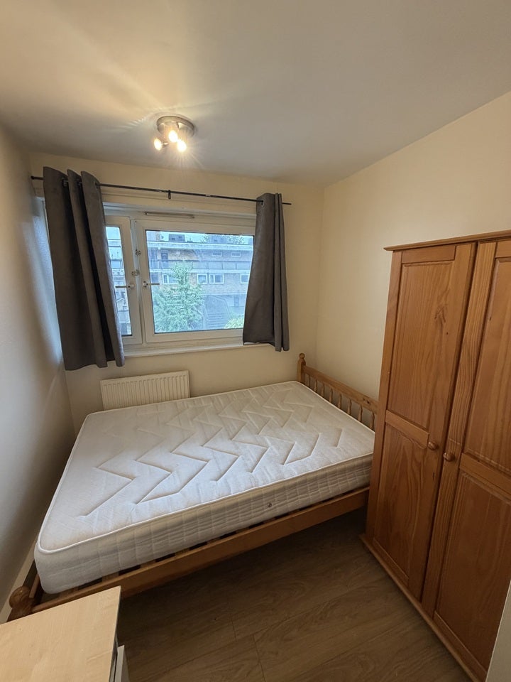 Flat Lampeter Square in Greater London