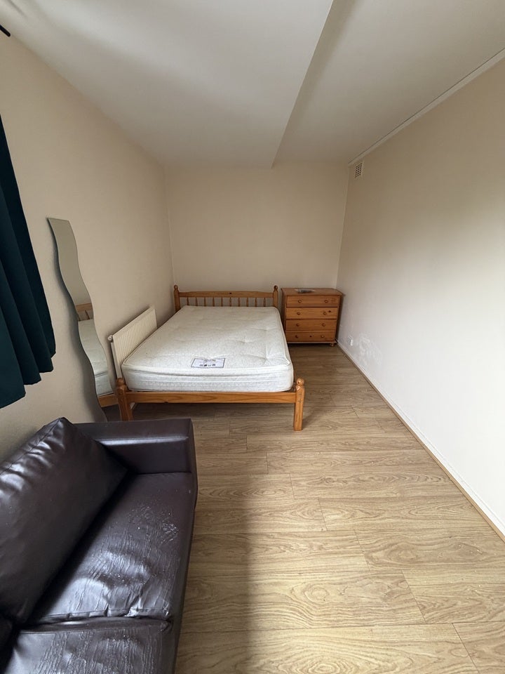 Flat Lampeter Square in Greater London