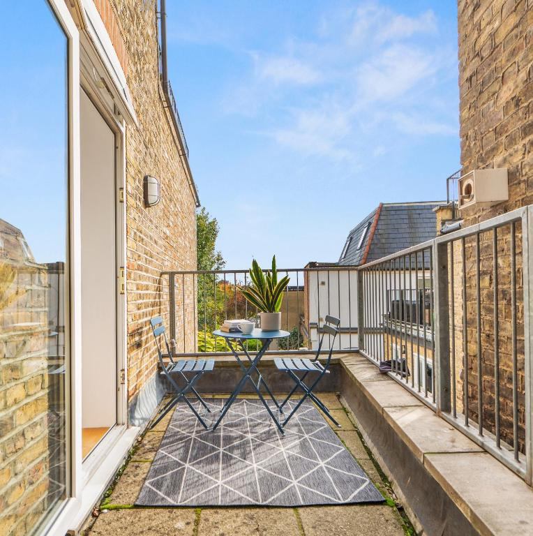 Room Mill Lane in Greater London