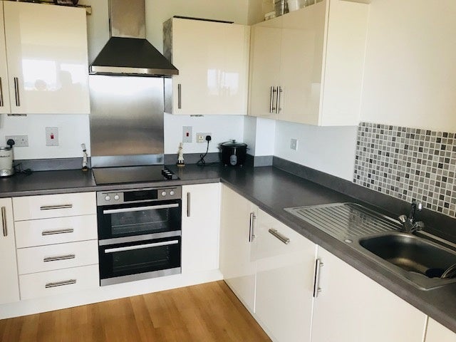 Flat Academy Way in Greater London