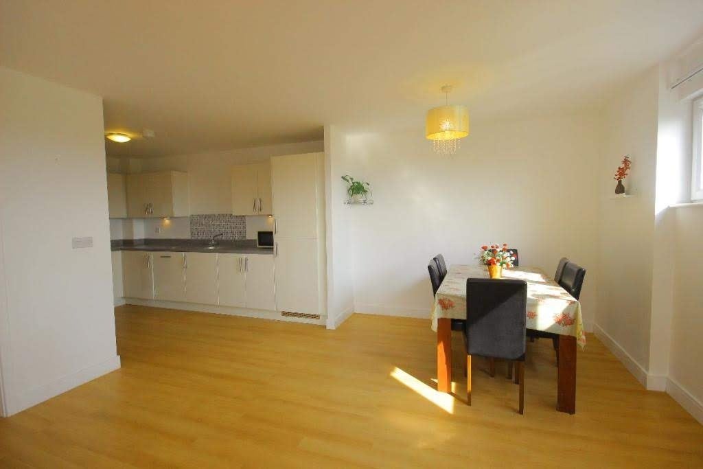 Flat Academy Way in Greater London