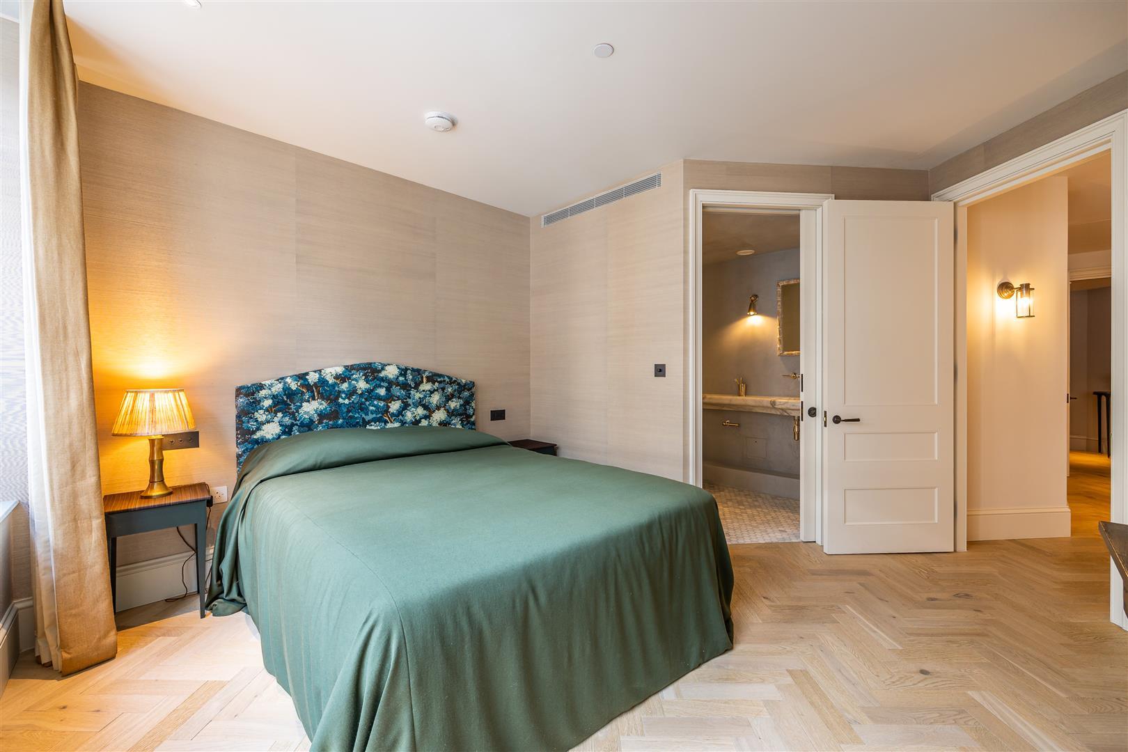 Flat Tottenham Mews in Greater London