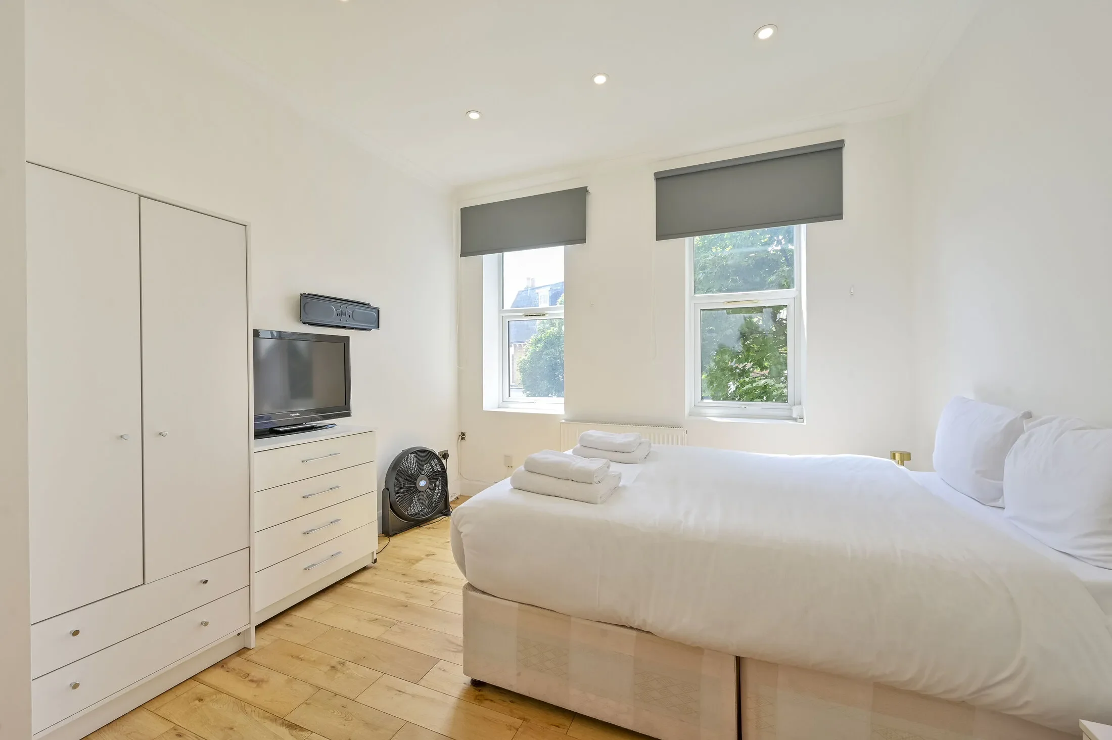 Flat Leopold Road in Greater London