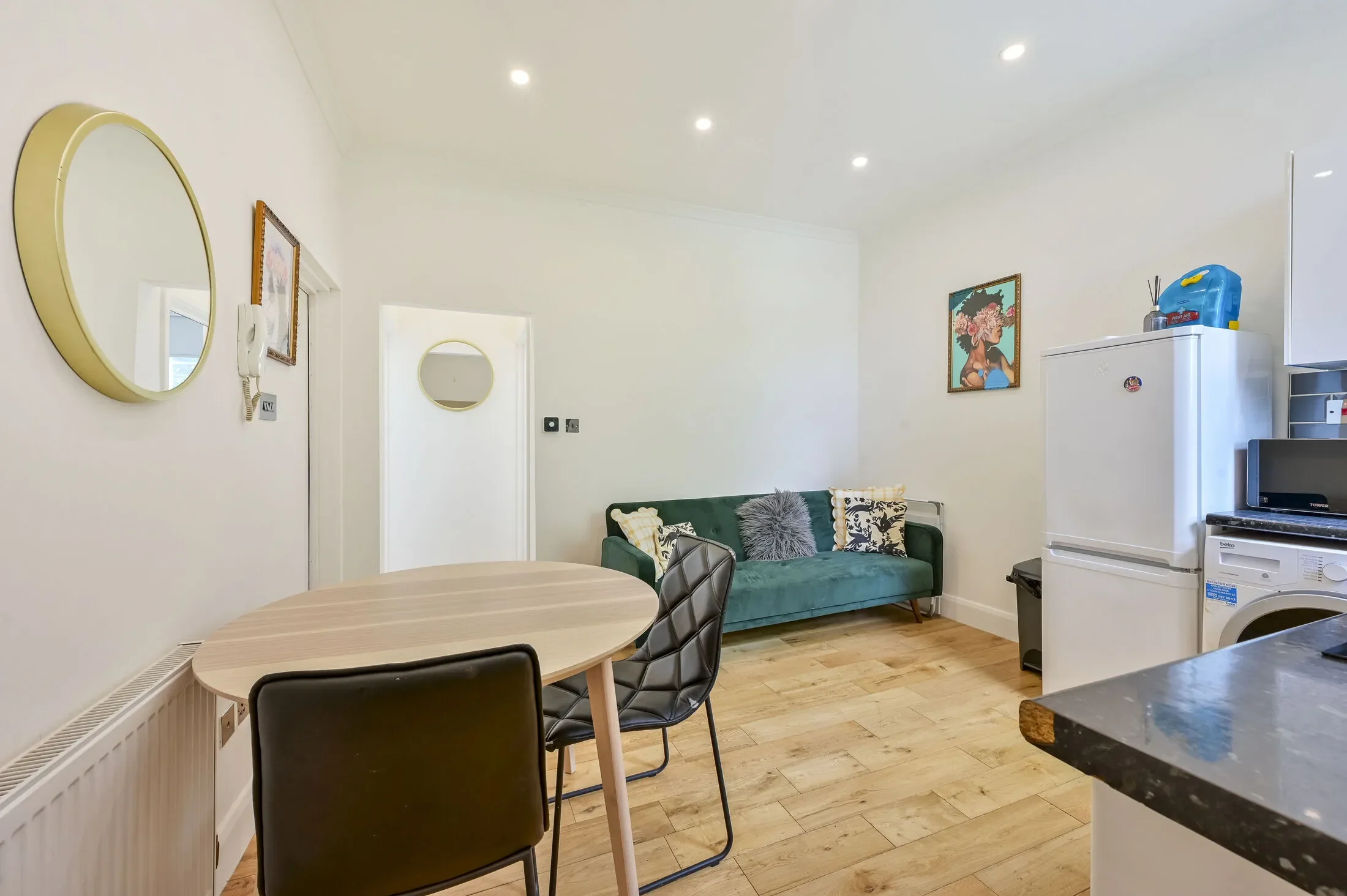Flat Leopold Road in Greater London