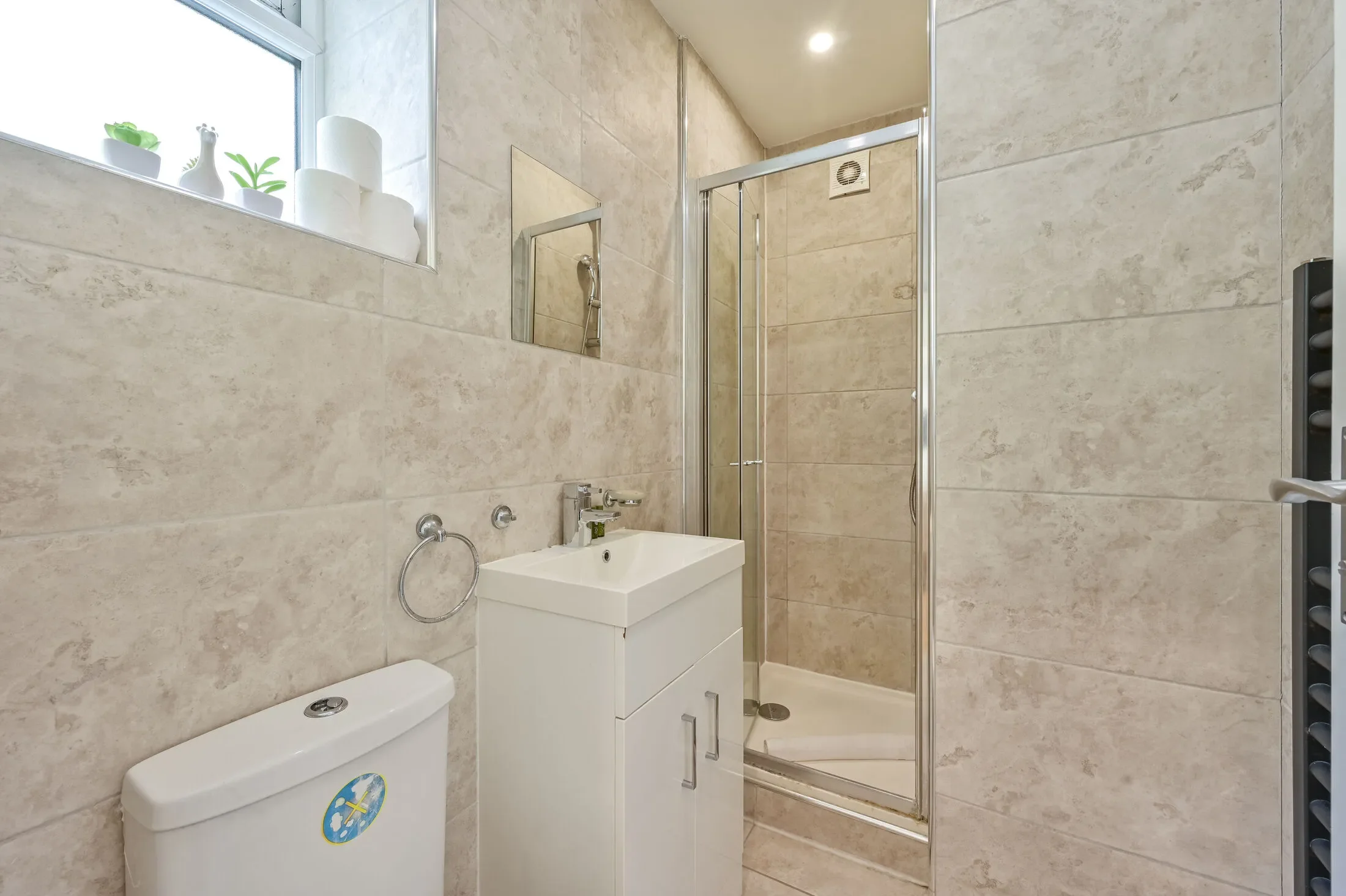 Flat Leopold Road in Greater London