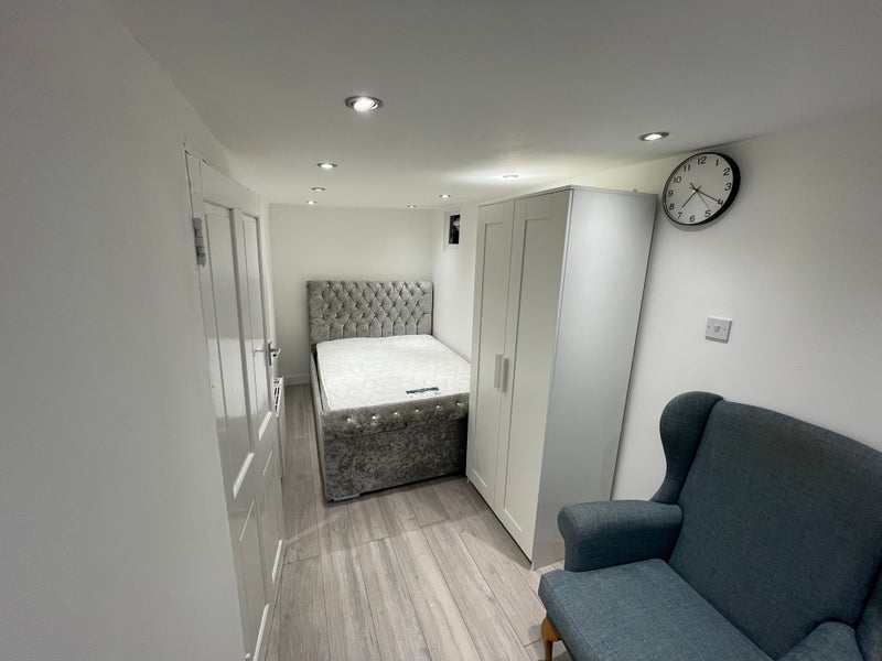 Flat Northwood Road in Greater London