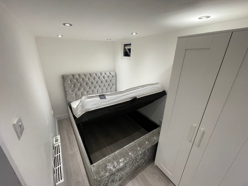 Flat Northwood Road in Greater London