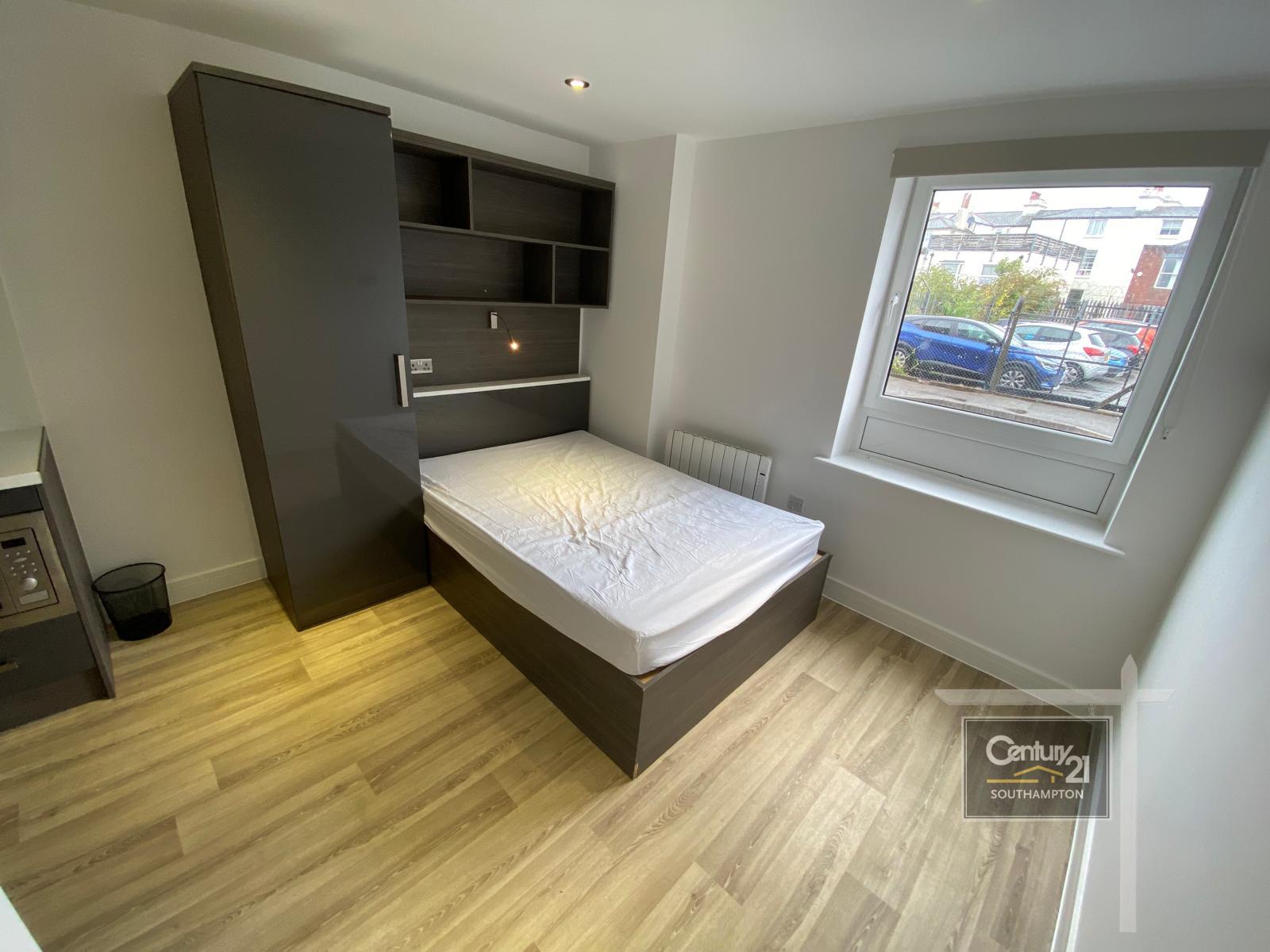 Flat Carlton Place in Southampton