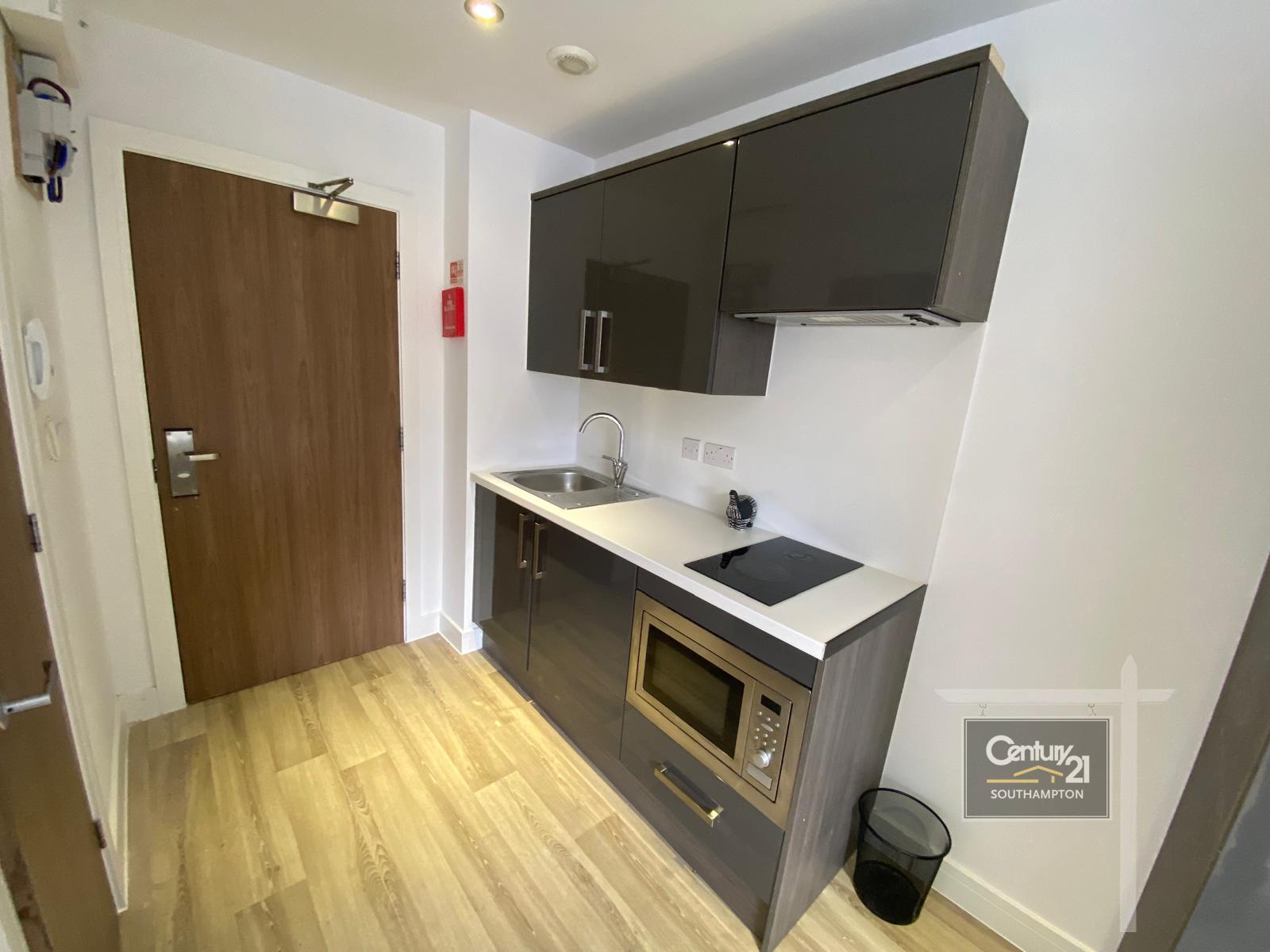 Flat Carlton Place in Southampton
