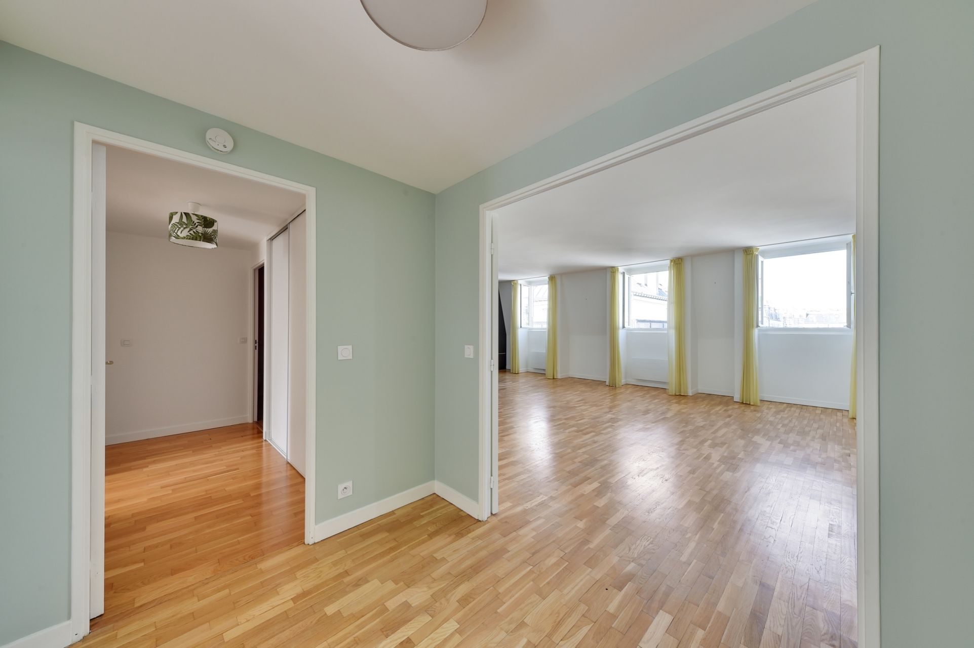 Flat Rue Henner in Paris