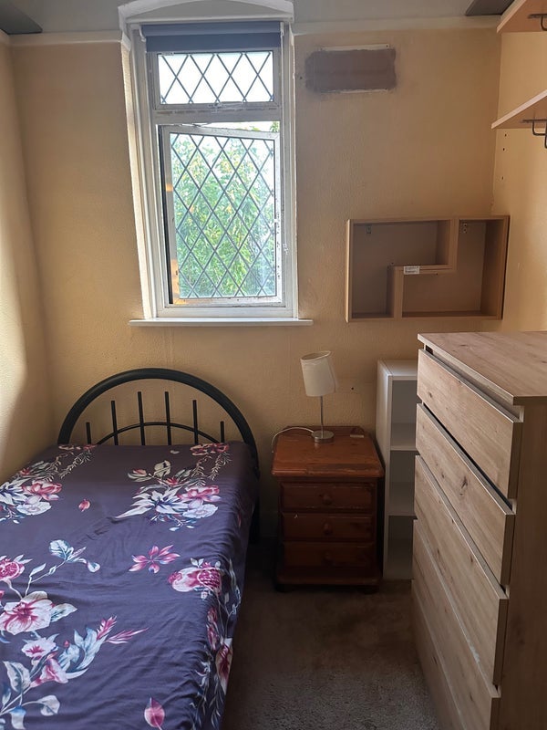 Room Tonstall Road in Greater London