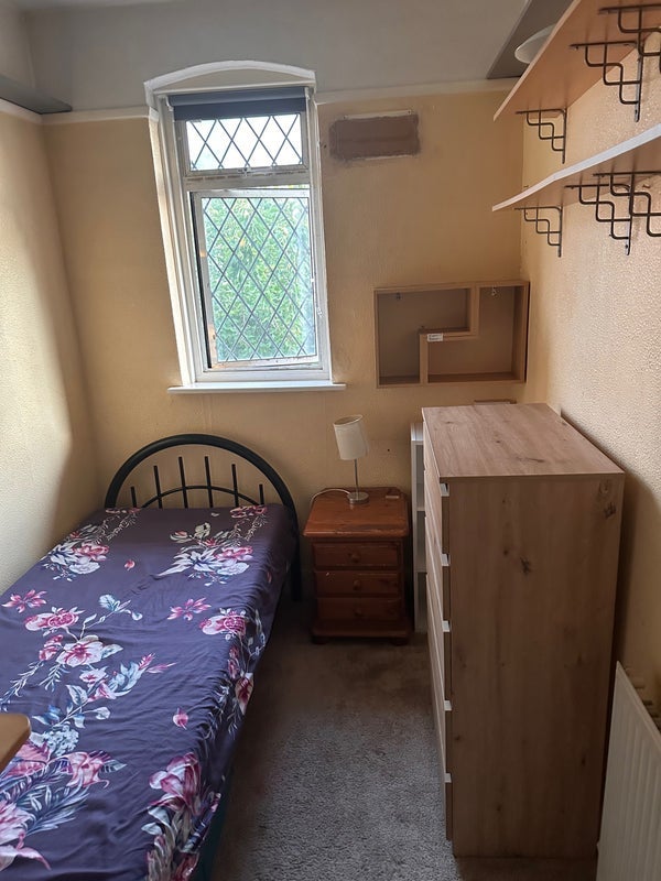 Room Tonstall Road in Greater London