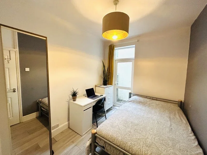 Room Willis Road in Greater London