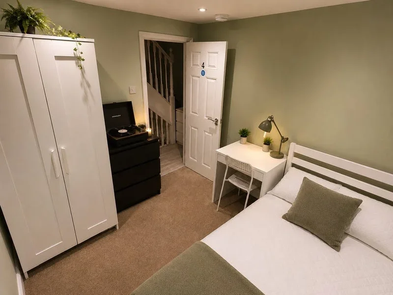 Room Willis Road in Greater London