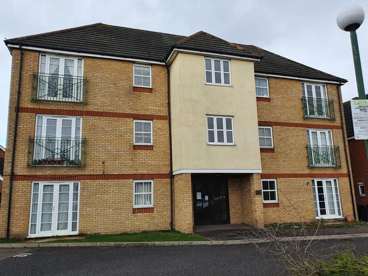 Flat Rawlyn Close in Grays