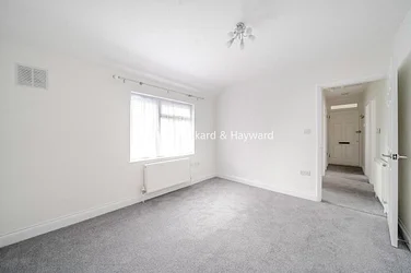 Flat Longford Gardens in Greater London