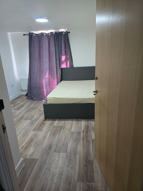 Room Byrne Close in Greater London