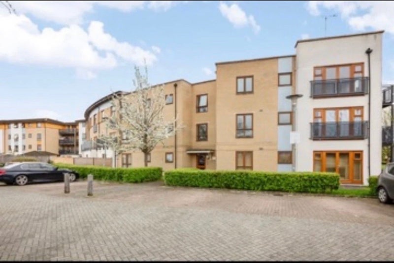 Room Byrne Close in Greater London