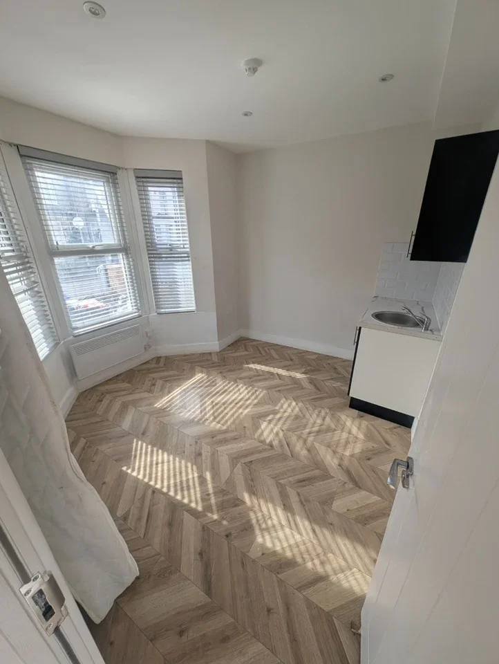 Flat Clarence Road in Grays