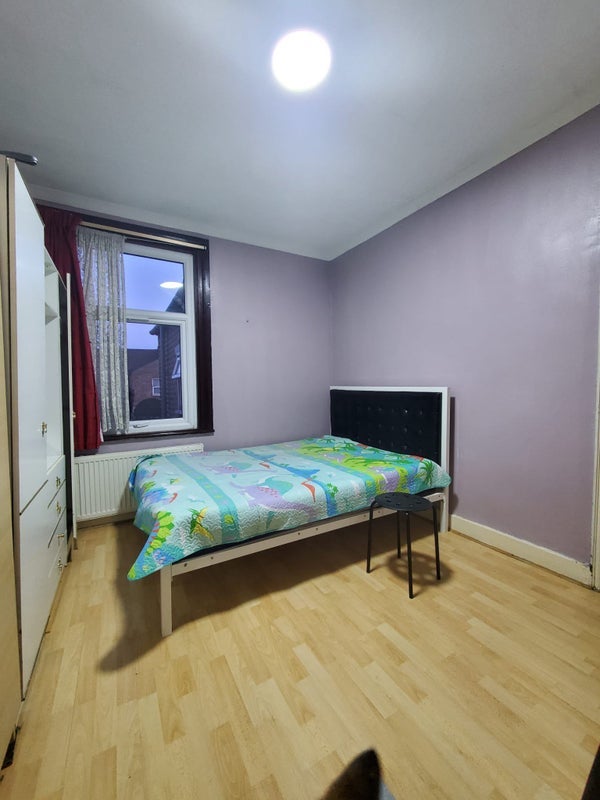 Room Caulfield Road in Greater London