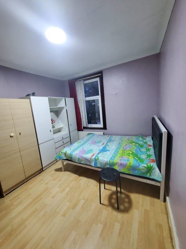 Room Caulfield Road in Greater London