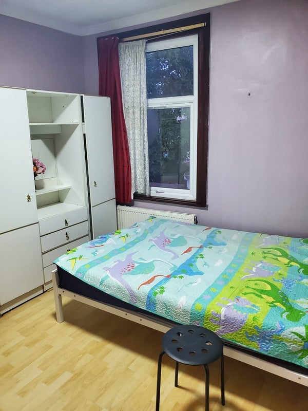 Room Caulfield Road in Greater London