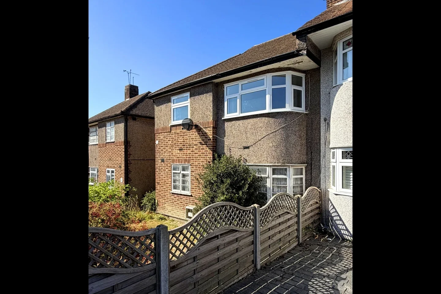 Flat Downbank Avenue in Greater London