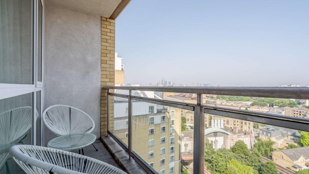 Flat Westferry Circus in Greater London