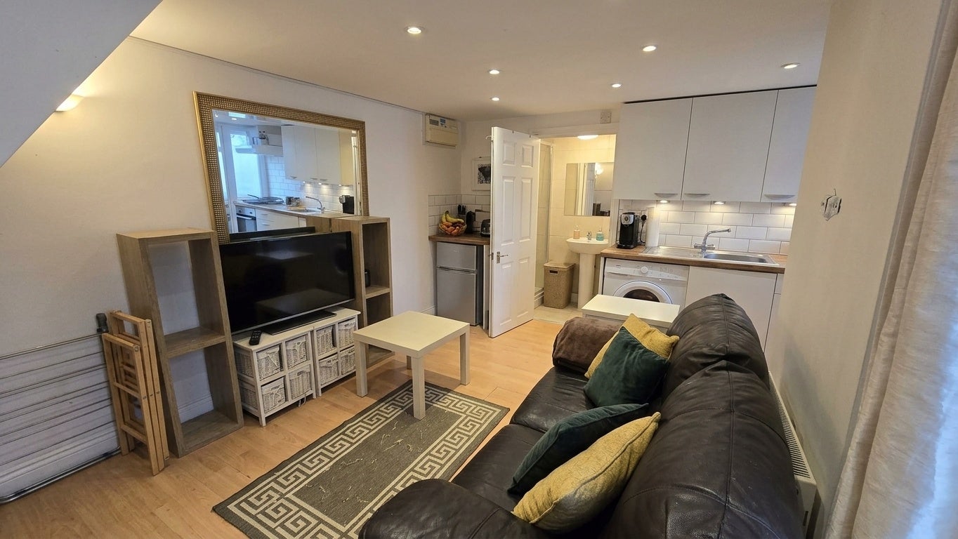 Flat Acton Lane in Greater London