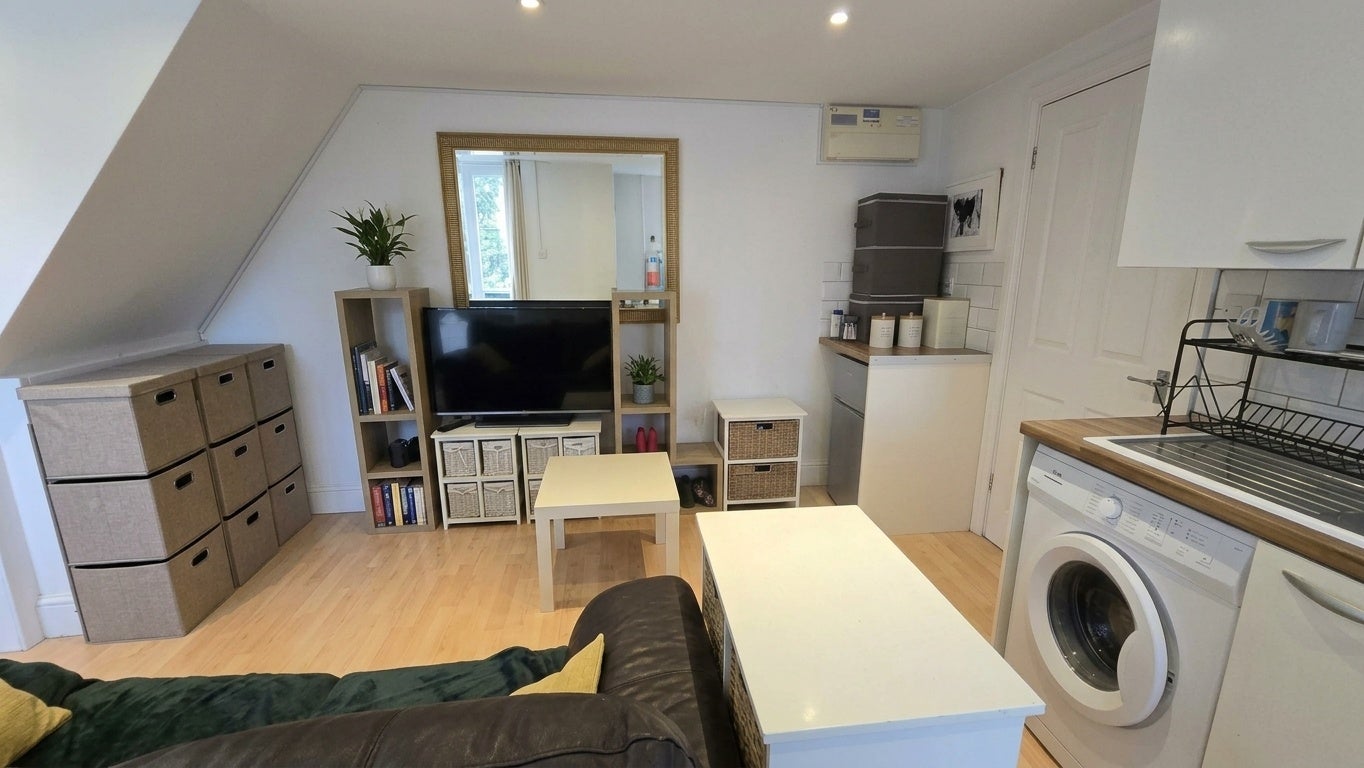 Flat Acton Lane in Greater London