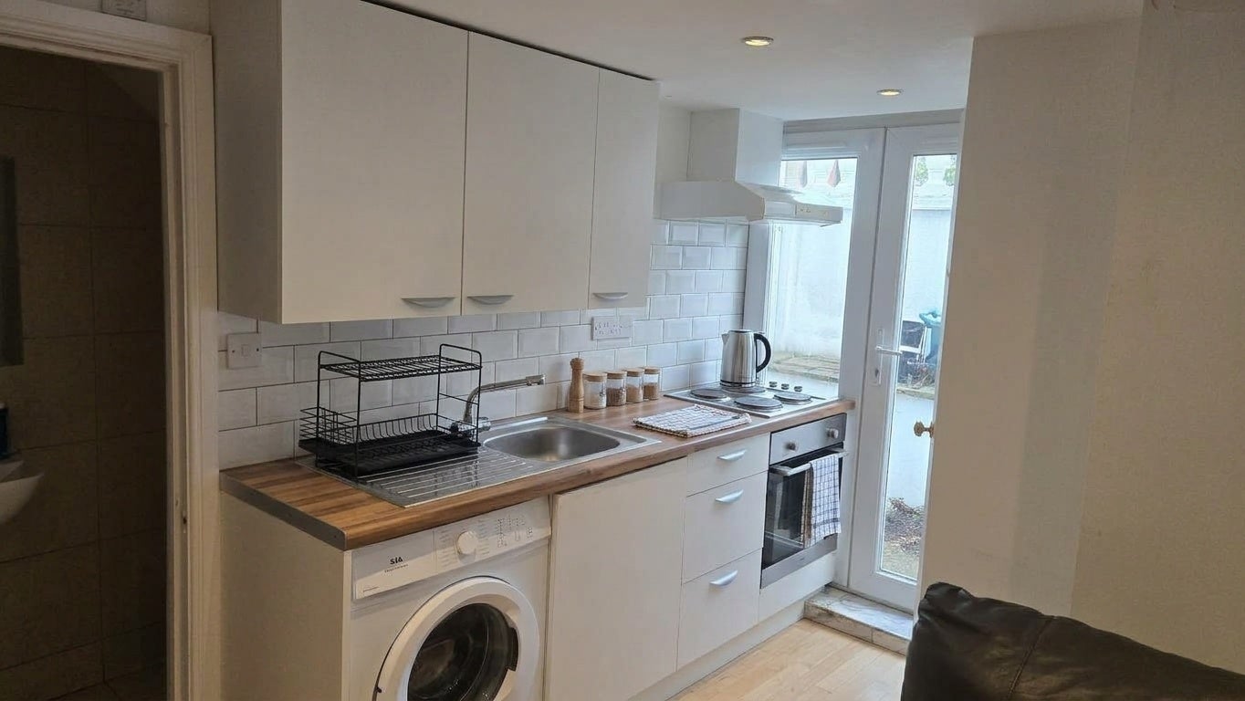 Flat Acton Lane in Greater London